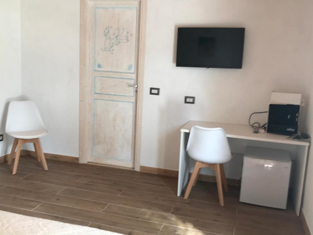 La Fragola In Campagna 6 K M Da San Pantaleo Hotel Bagian luar foto