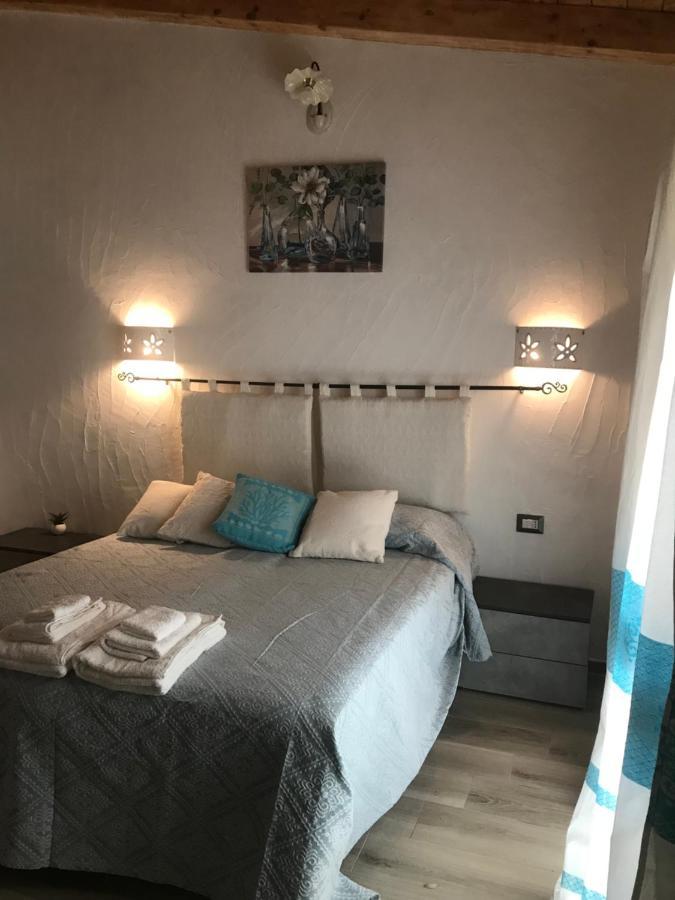 La Fragola In Campagna 6 K M Da San Pantaleo Hotel Bagian luar foto