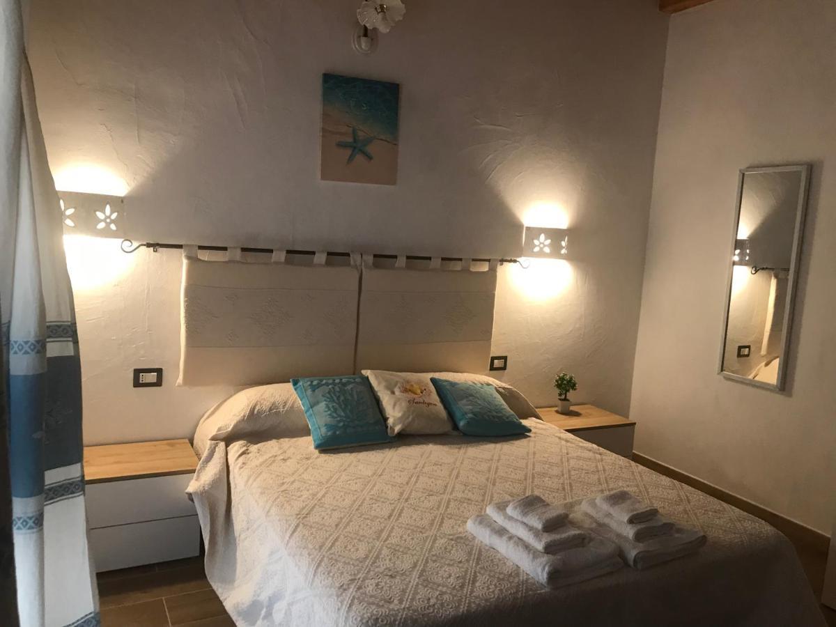 La Fragola In Campagna 6 K M Da San Pantaleo Hotel Bagian luar foto