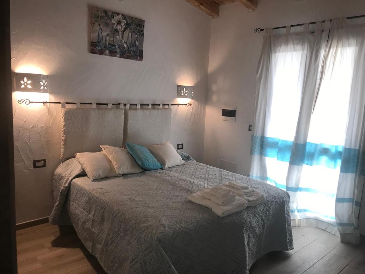 La Fragola In Campagna 6 K M Da San Pantaleo Hotel Bagian luar foto