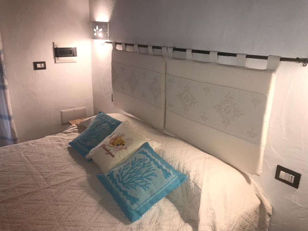 La Fragola In Campagna 6 K M Da San Pantaleo Hotel Bagian luar foto