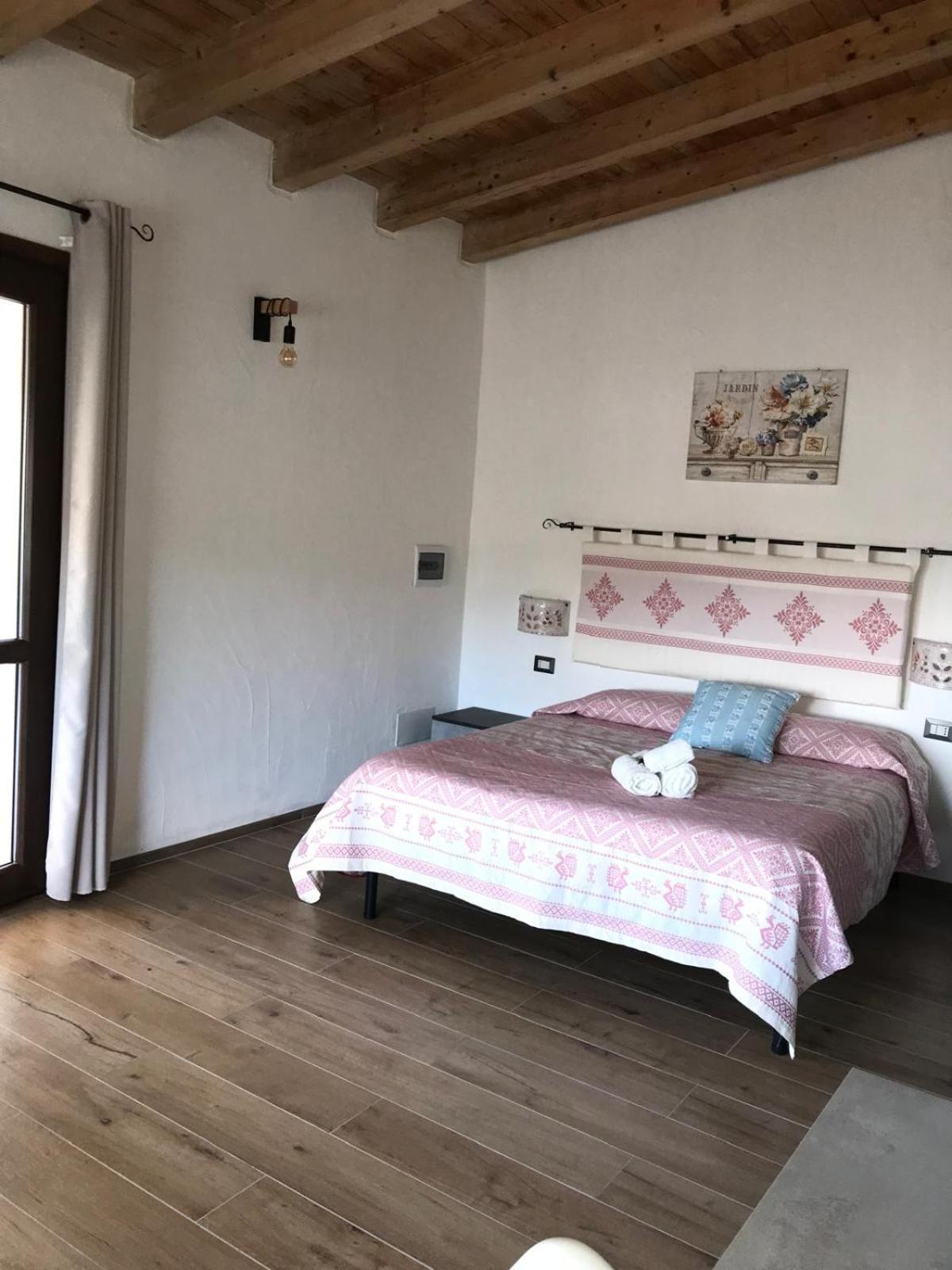 La Fragola In Campagna 6 K M Da San Pantaleo Hotel Bagian luar foto