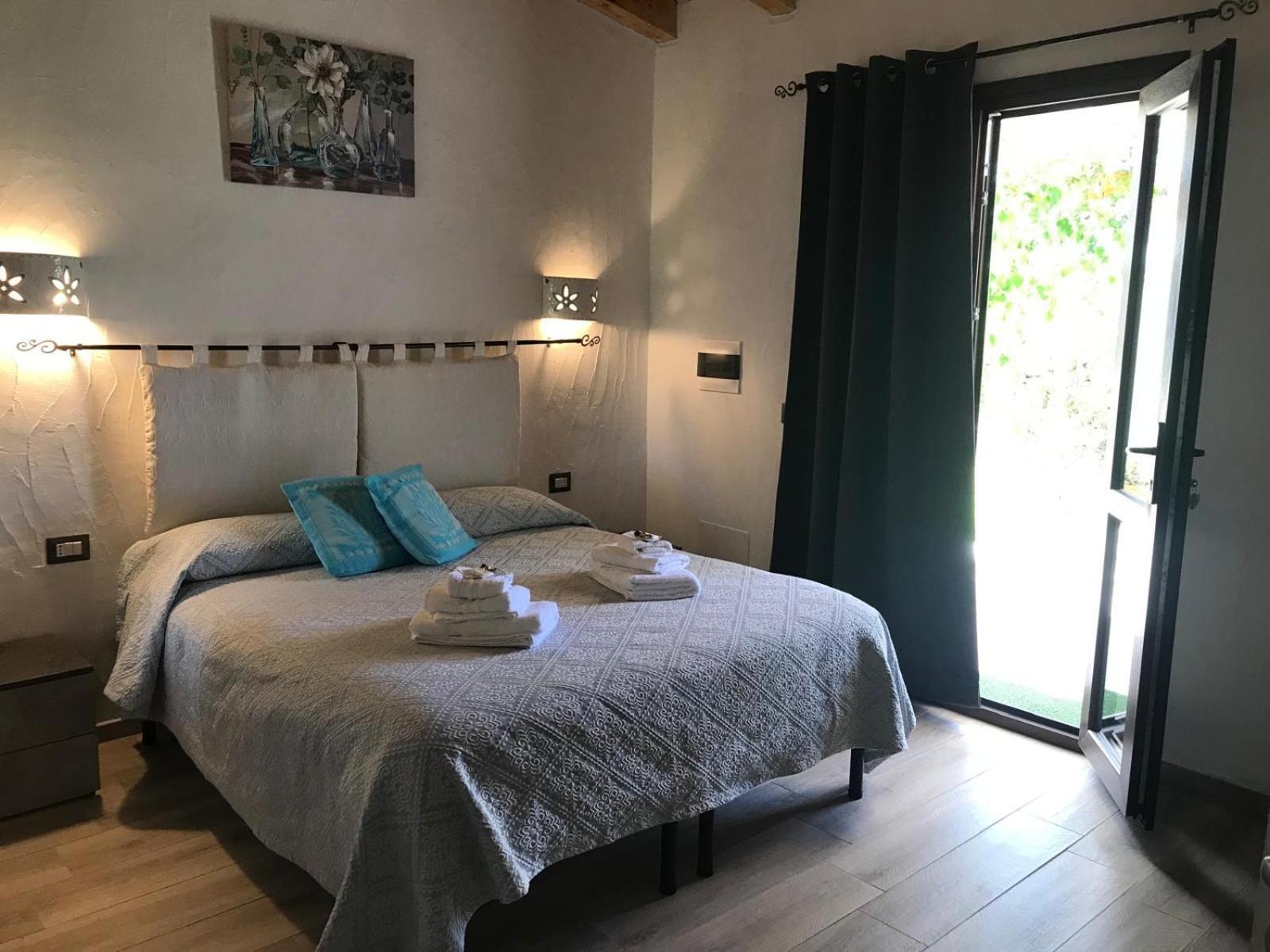 La Fragola In Campagna 6 K M Da San Pantaleo Hotel Bagian luar foto