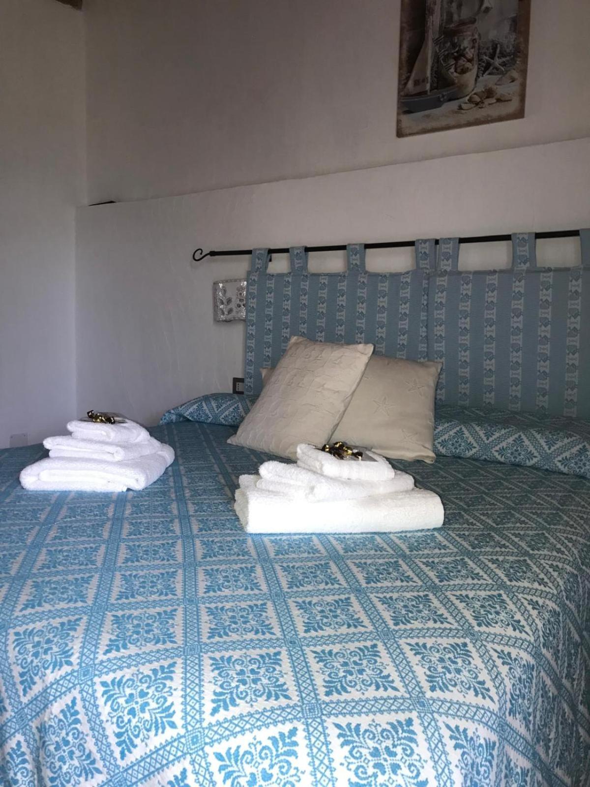 La Fragola In Campagna 6 K M Da San Pantaleo Hotel Bagian luar foto